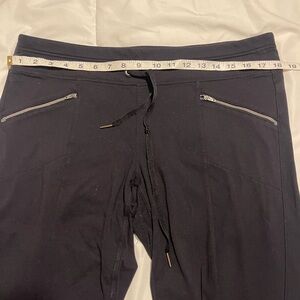 Women’s Athleta Size Large METRO SLOUCH CAPRI